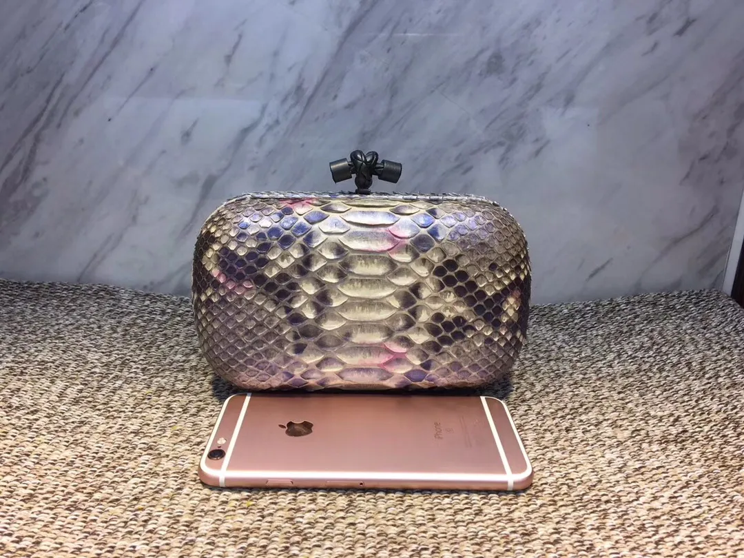 🔥🔥Model No. 8651🔥🔥This elegant clutch bag is one of the most popular handbags in woven bags. It is an interpretation of a classic design that was reintroduced in 2001. Since its launch, the Knot clutch has exhibited exquisite craftsmanship and integrated different styles from low-key to flamboyant. Each new Knot product demonstrates the irresistible and timeless charm of this classic handbag. This luxurious handbag features the signature braided rope buckle and is crafted from rare yellow-ringed forest snake and water snake skins. More charming and luxurious texture. Size: Small 16.5cm